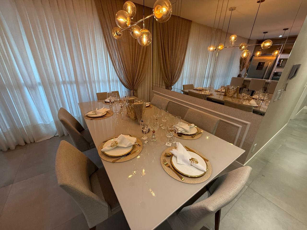 Sala de jantar decorada e preparada para receber