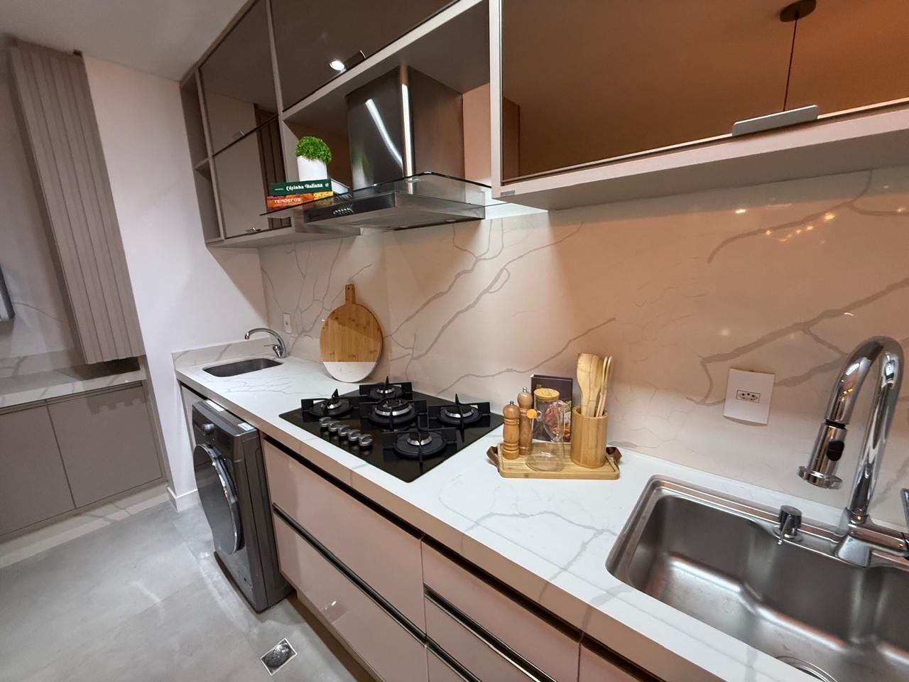 Detalhes da cozinha planejada e equipada