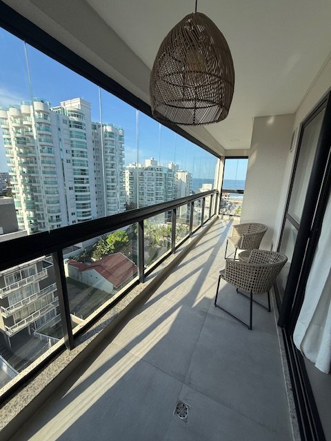 Varanda ampla com vista urbana