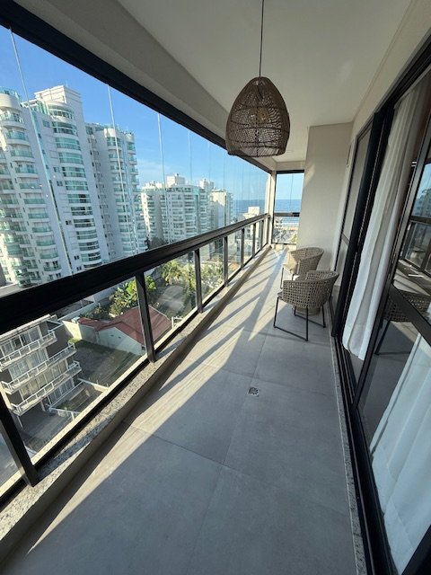 Varanda panorâmica com vista para a Praia Brava