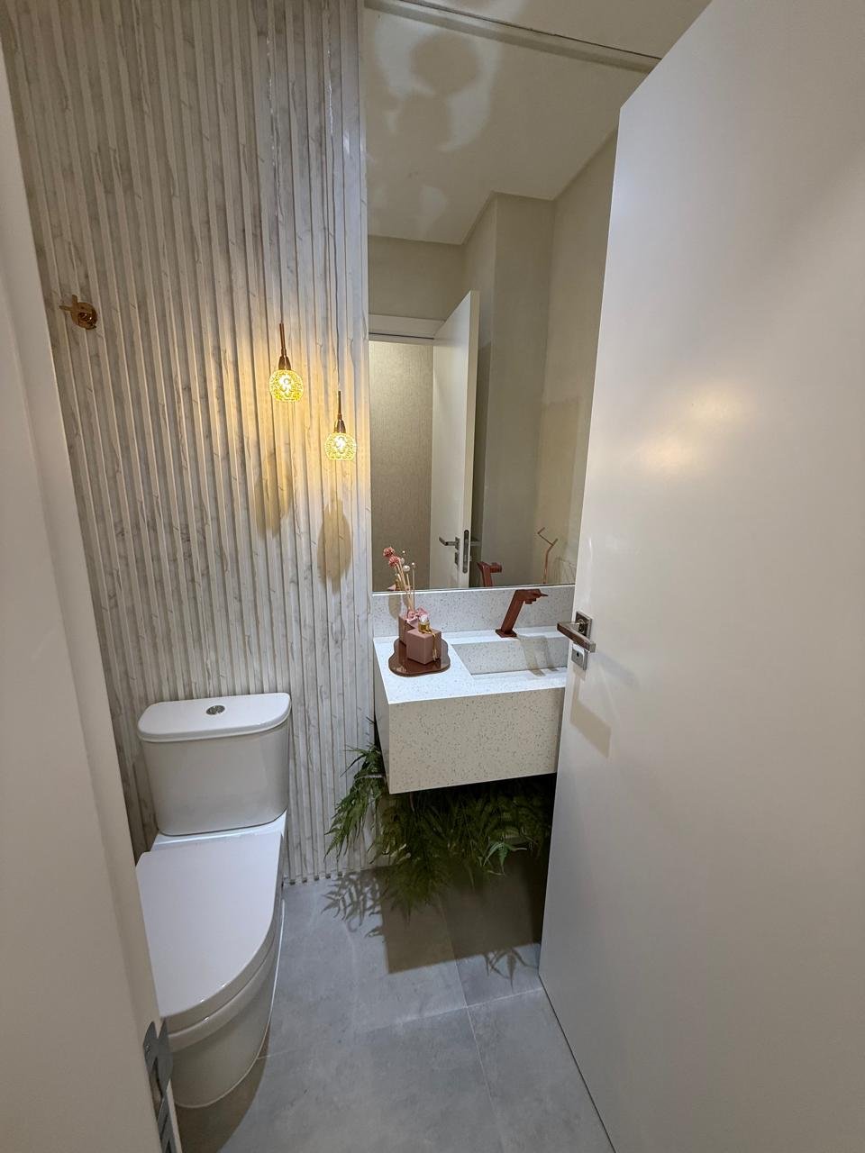 Lavabo decorado do apartamento