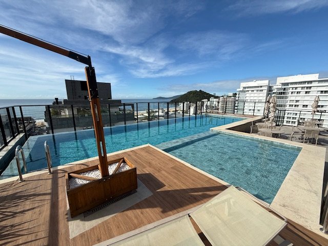 Piscina panorâmica com vista para o mar