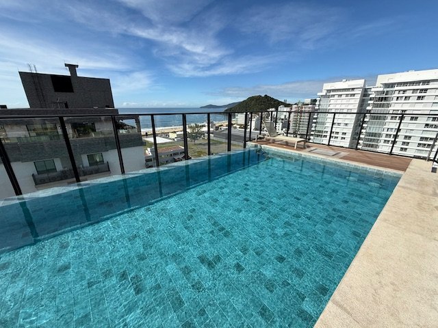 Piscina com vista para a Praia Brava