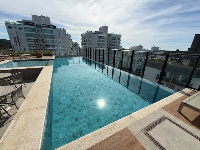 Piscina adulta na cobertura