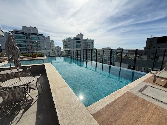 Deck da piscina com espaço de convivência