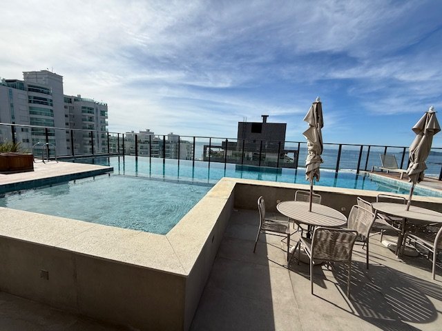 Área externa junto às piscinas